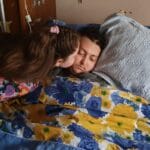 Francesca bacia Eugenio nel lettuccio