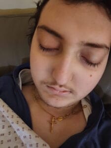 Eugenio dorme sul divano