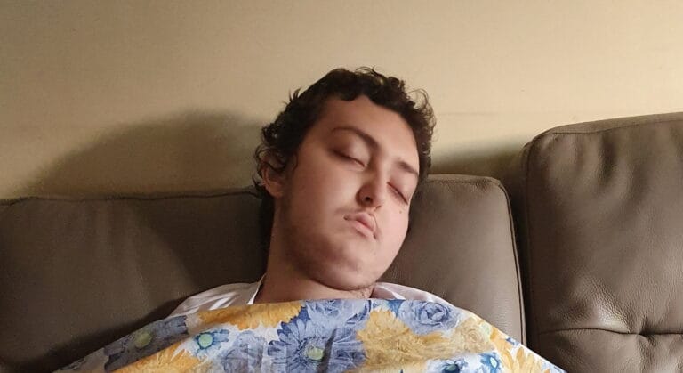 primo piano Eugenio che dorme sul divano