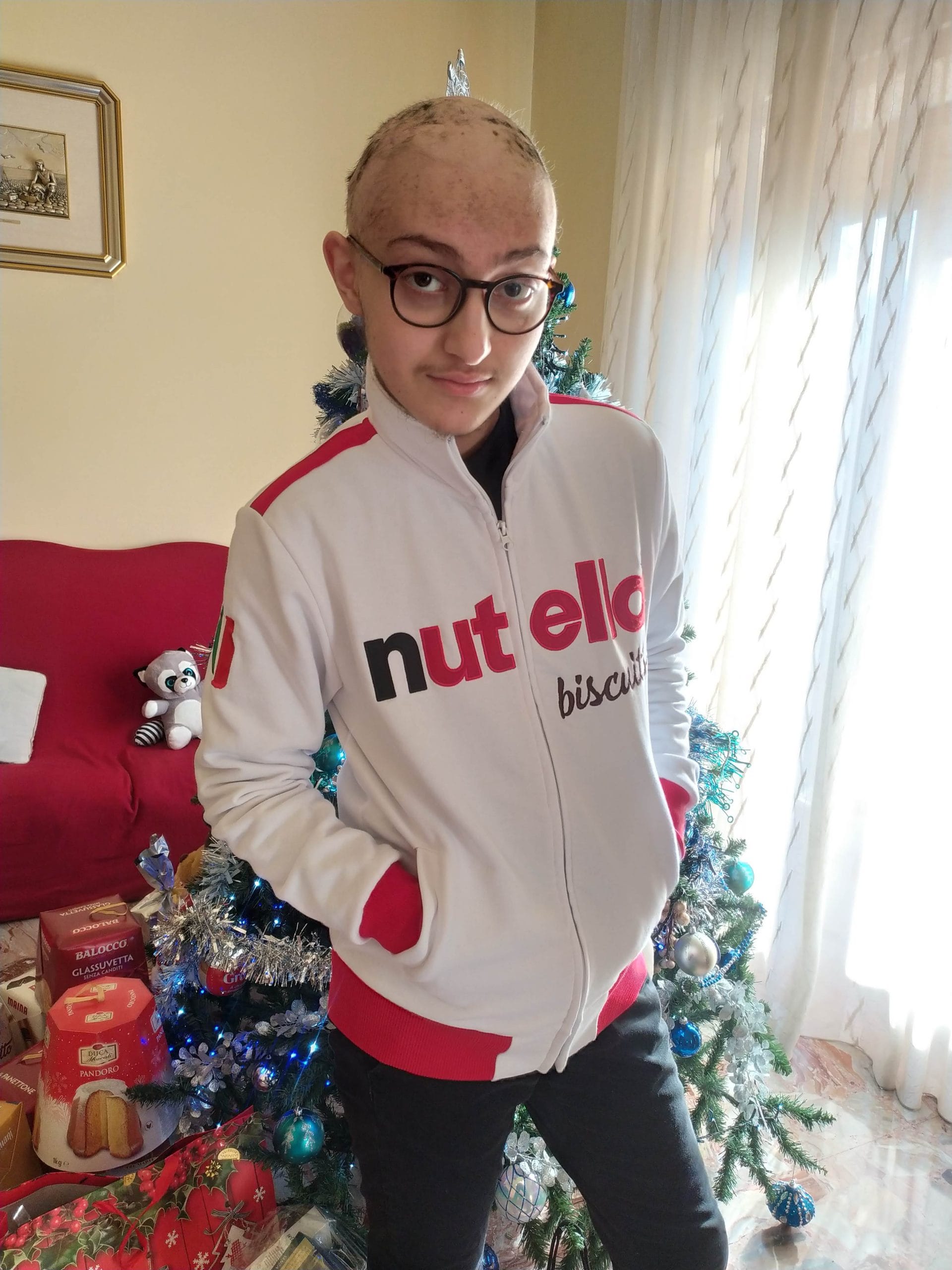 Eugenio in posa con la felpa Nutella