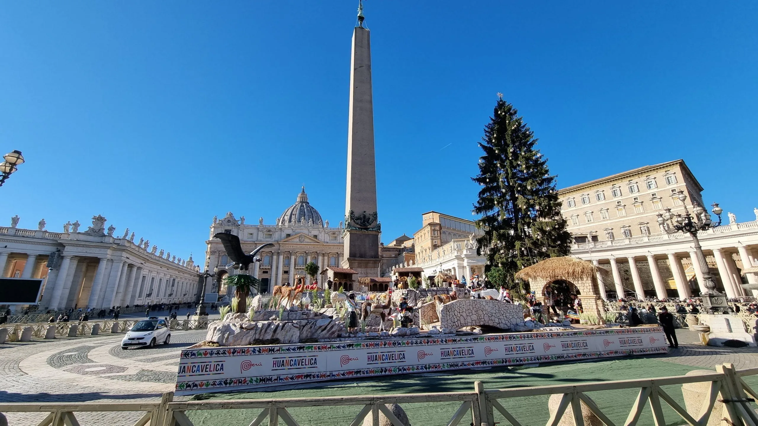 l'albero e il presepe in Piazza San Pietro