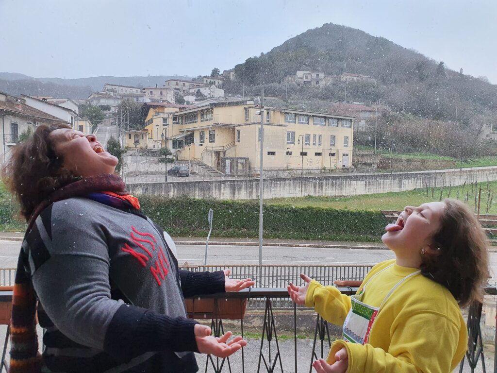 Francesca e Giuseppina assaggiano la neve