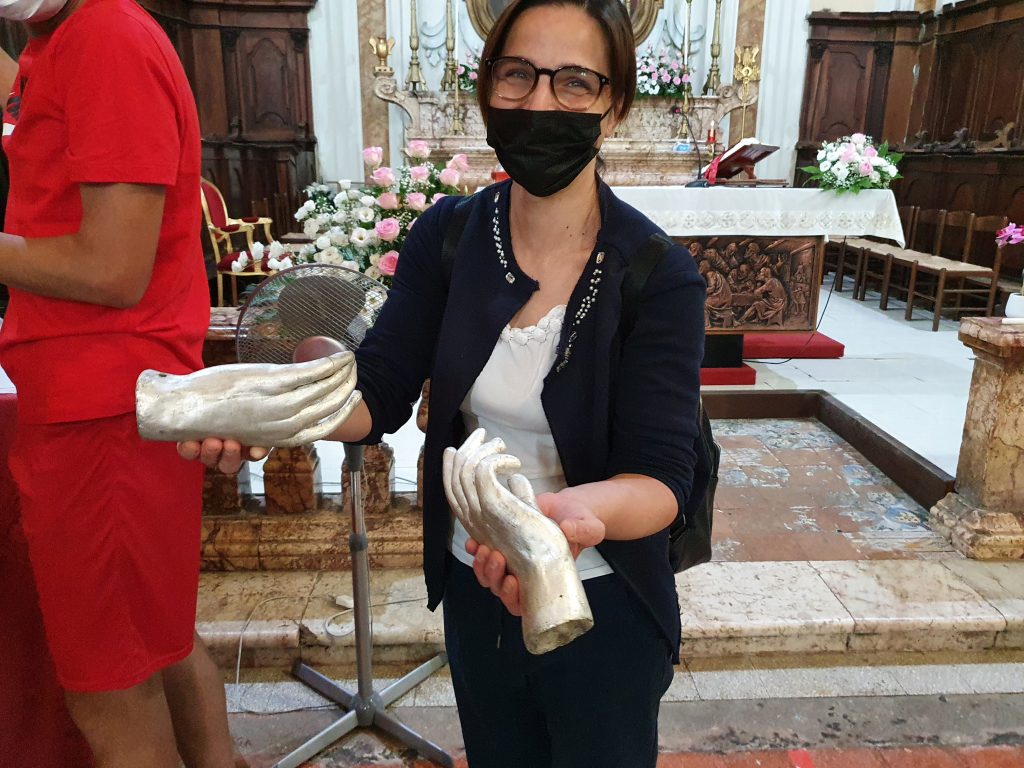 Giovanna Giratoio con le mani di San Ferdinando