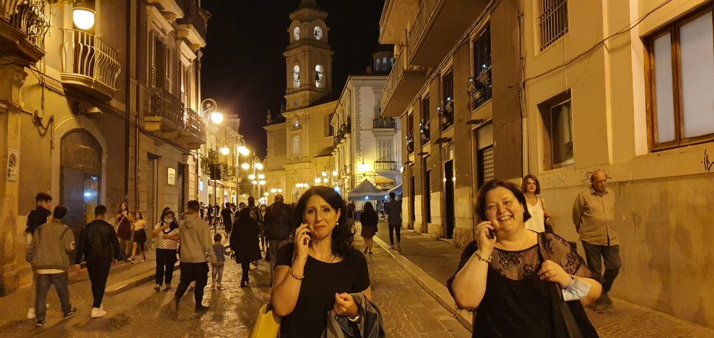 Antonella e Giuseppina al telefono in piazza Duomo