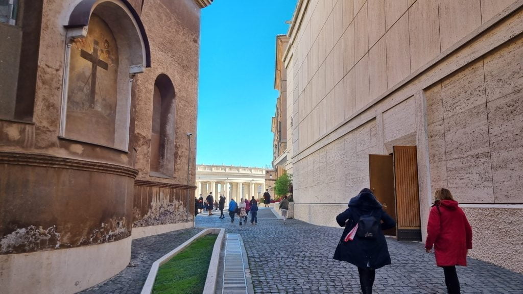 ни фантастично 4 на изхода на залата Павел VI