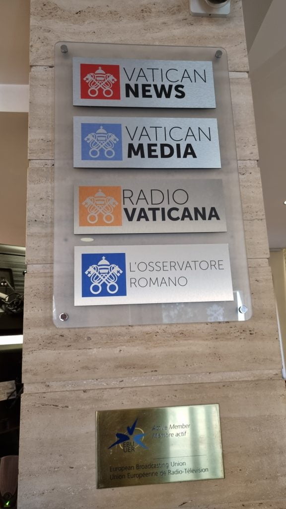 Входът на Vatican Media на Piazza Pia 3