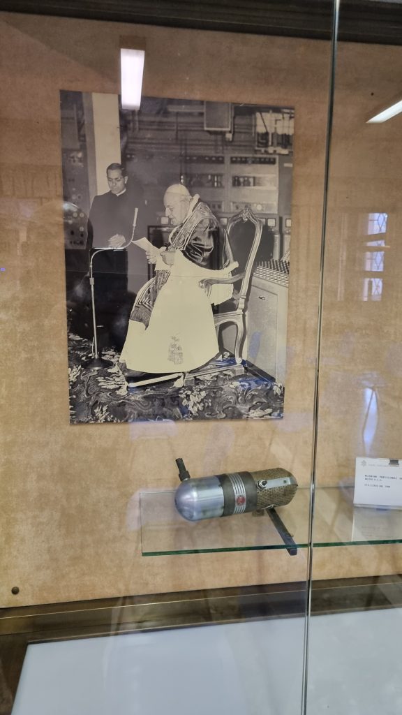 mikrofón používaný pápežom Jánom XXIII