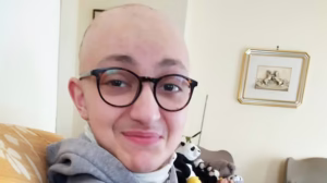 primo piano Eugenio nel salone sorride