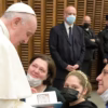 Papa Francesco sfoglia il libro di Eugenio