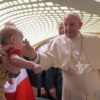 Papa Francesco accarezza bimbo 16-03-22
