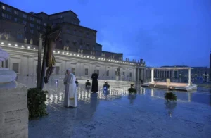 Papa Francesco in Piazza San Pietro vuota