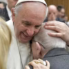 Papa Francesco abbraccia anziano