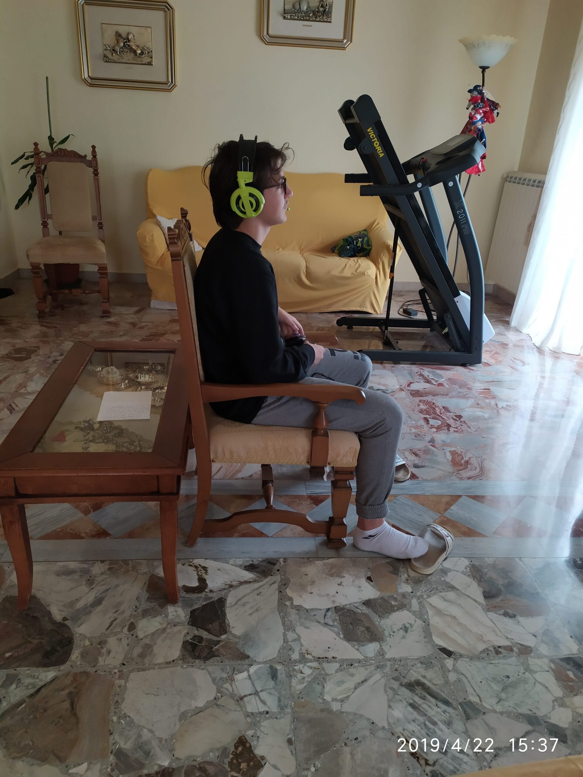 Eugenio gioca alla Playstation