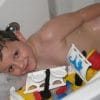 Eugenio a 3 anni gioca nella vasca