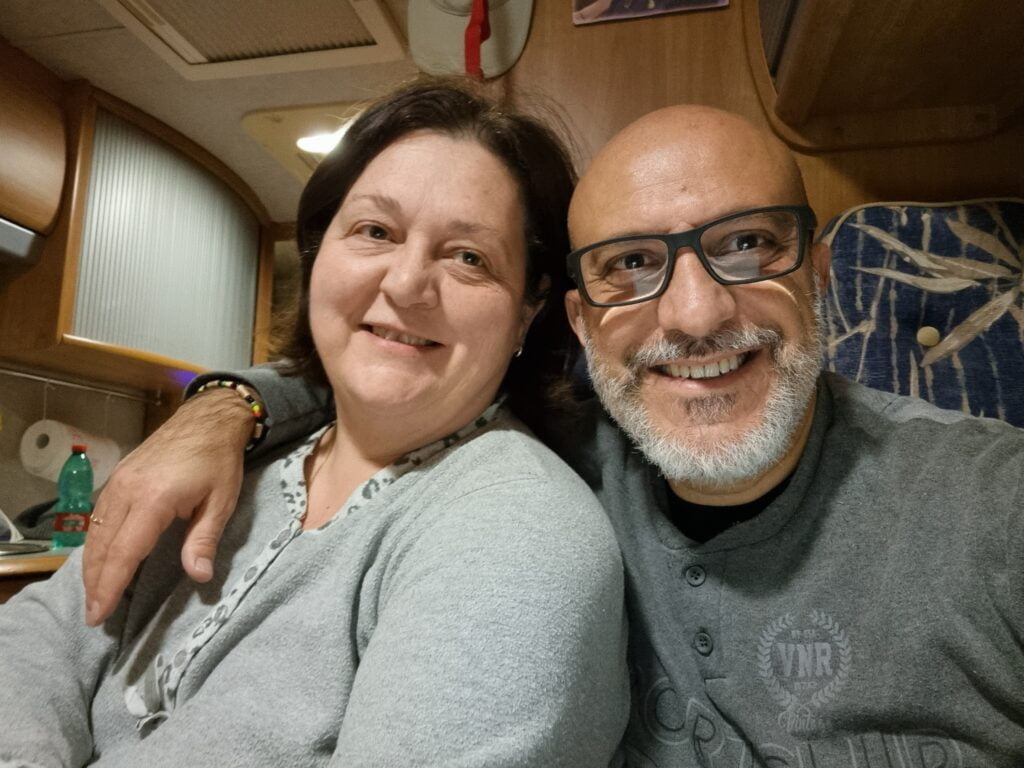 Giuseppina e Remigio nel camper Pio a Foggia. Preghierina del 25 novembre 2022