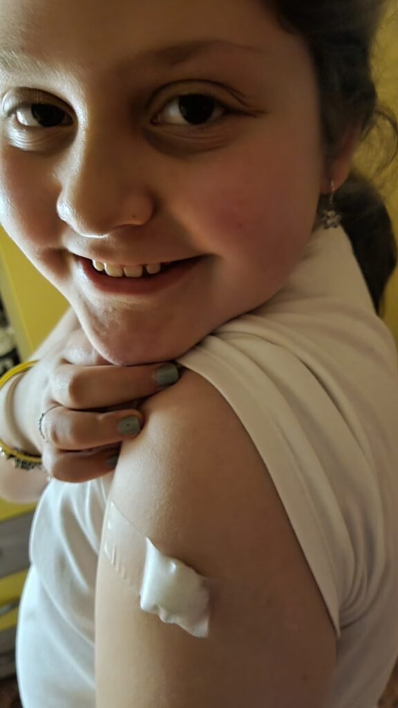 Francesca col suo cerotto al vaccino
