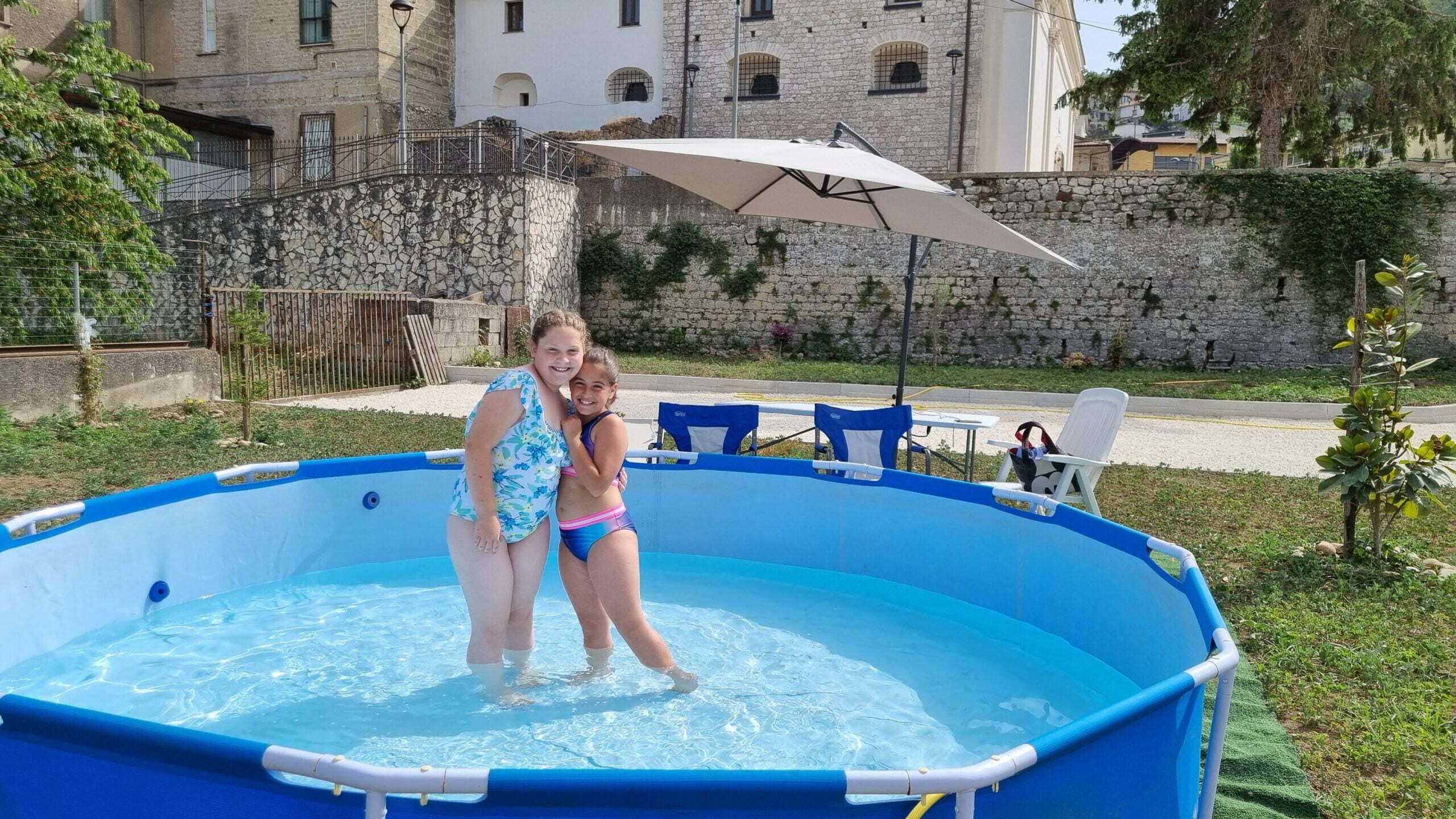 Francesca e Roberta in piscina