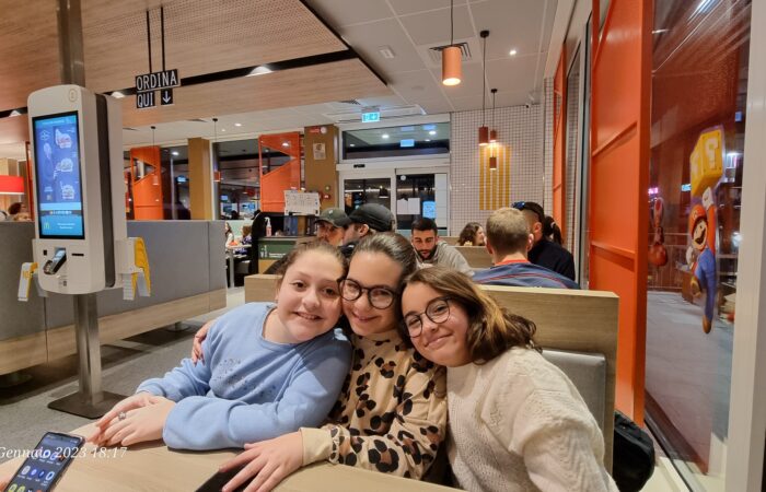 Roberta, Giorgia e Francesca al McDonald's di Caianello