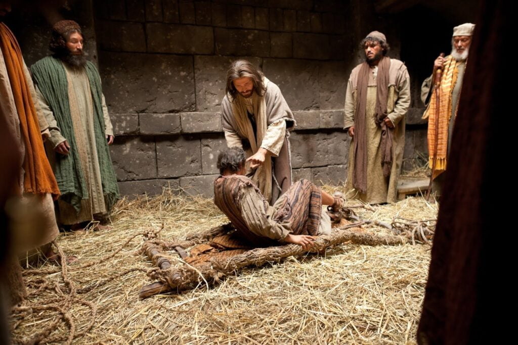 Gesù guarisce il paralitico: La Parola del 13 gennaio 2023