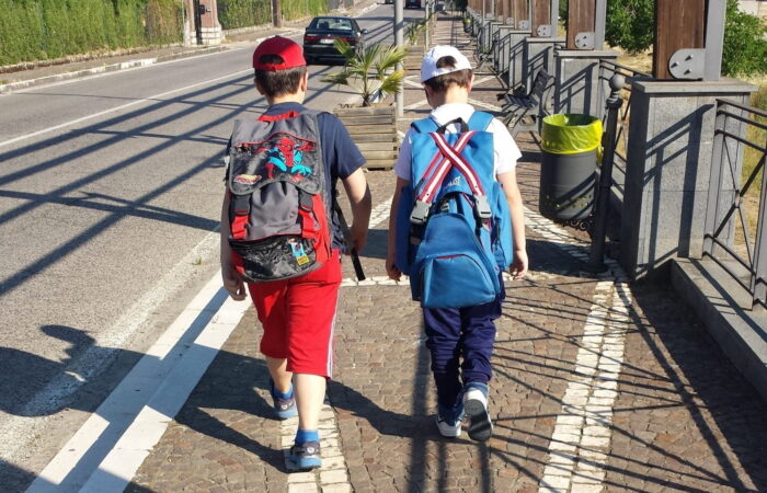 Eugenio et Nicola marchant avec leur sac à dos
