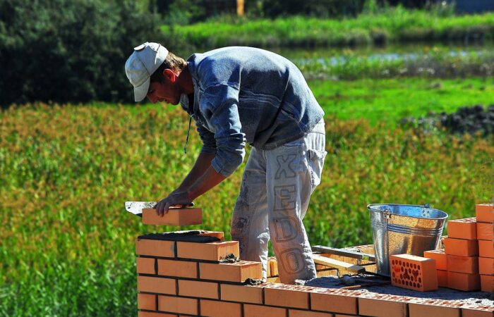 bricklayer na gumagawa ng pader