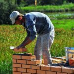 bricklayer na gumagawa ng pader