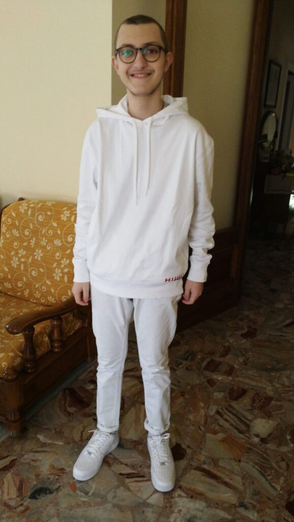 Eugenio tutto vestito di bianco, felpa bianca