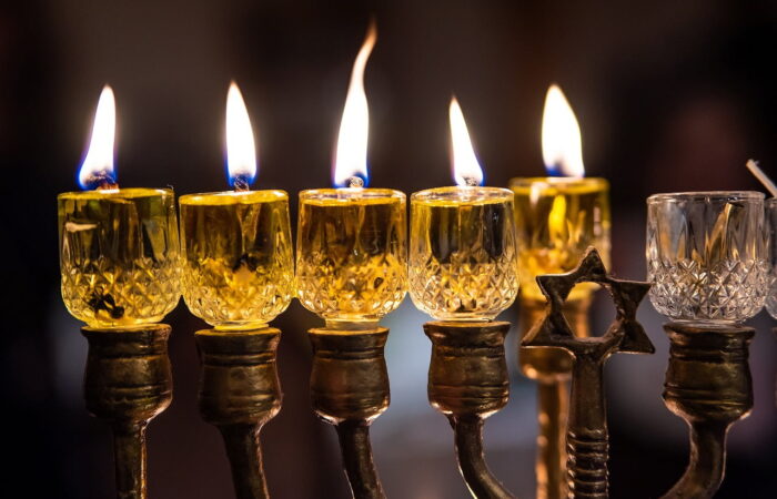 hanukkah, candelabro con candele