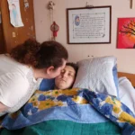 Giuseppina bacia Eugenio nel lettuccio