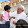 papa francesco abbraccia bambina