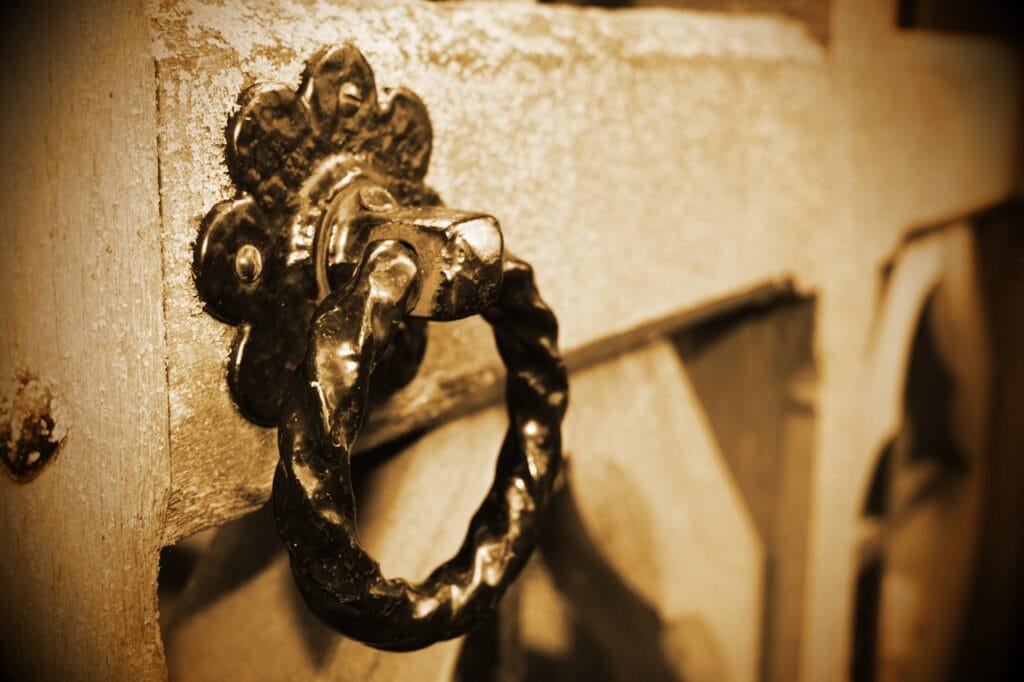 close-up, door, gate, bussare alla porta, batacchio