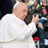 Papa Francesco abbraccia un bambino