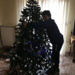 Eugenio abbraccia albero di Natale