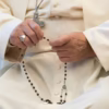 il Papa prega il Rosario