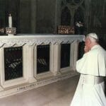 San Giovanni Paolo II sulla tomba di San Francesco Fasani