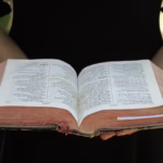 vangelo, bibbia, donna con vangelo in mano