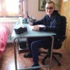 Eugenio studia alla scrivania in cameretta