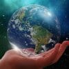 mano sostiene la terra
