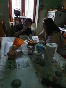 Eugenio mangia colazione