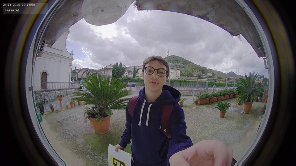 Eugenio al citofono nel 2018