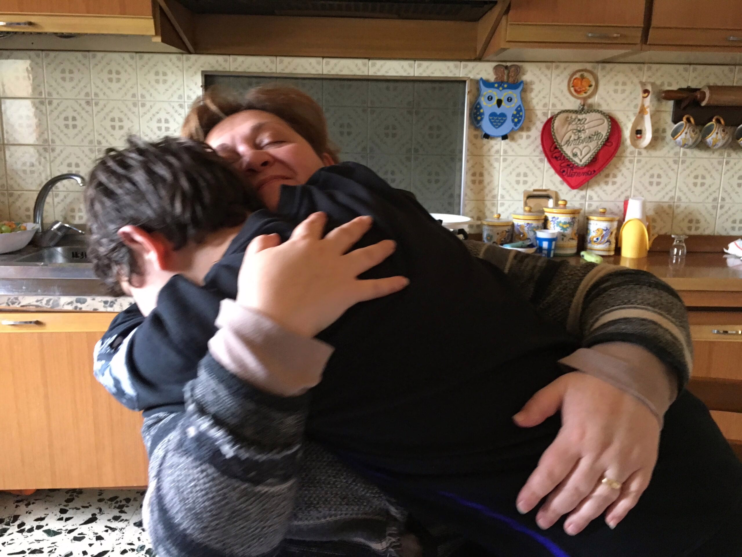 Eugenio mostra orgoglioso il suo nuovo iPhone 7 red