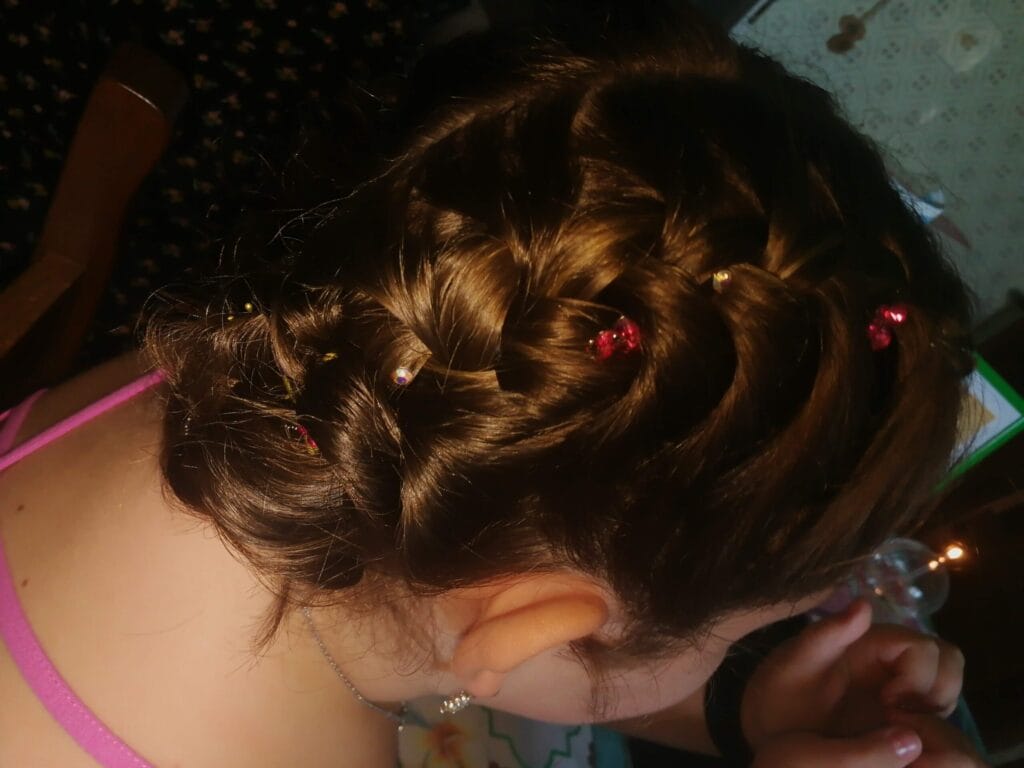 ultimo ritocco ai capelli di Francesca