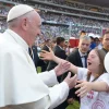 Papa Francesca abbraccia ragazza