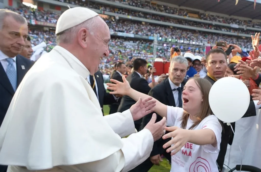 Papa Francesca abbraccia ragazza