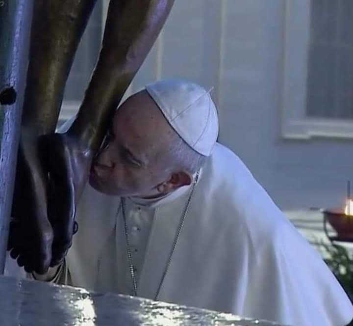 Pope Francis kisses the feet of Jesus on the Cross: Homily of Pope Francis on March 27, 2020