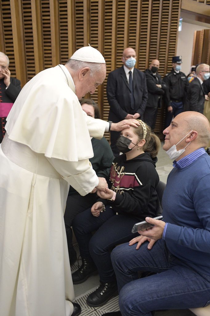 Pápež František hladí Francescu