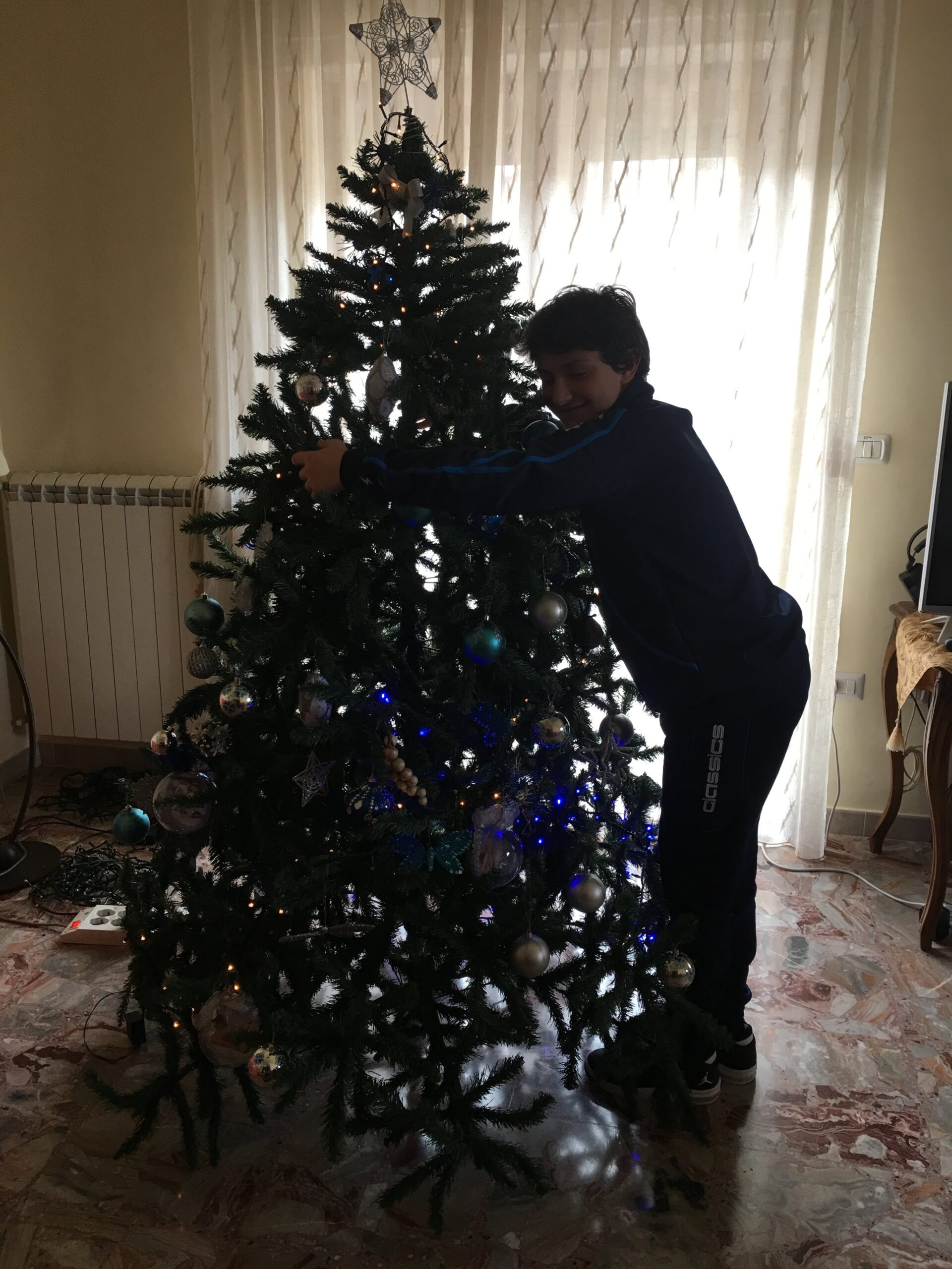 Eugenio abbraccia albero di Natale: un ricordo di sette anni fa