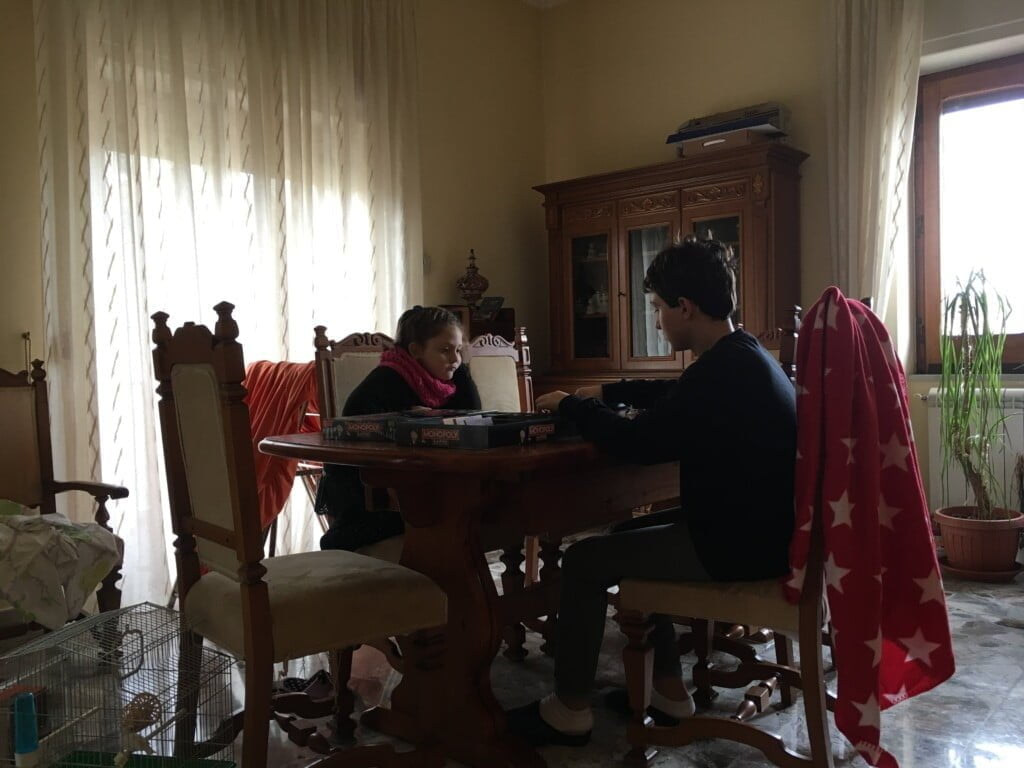 Eugenio e Francesca giocano a Monopoli