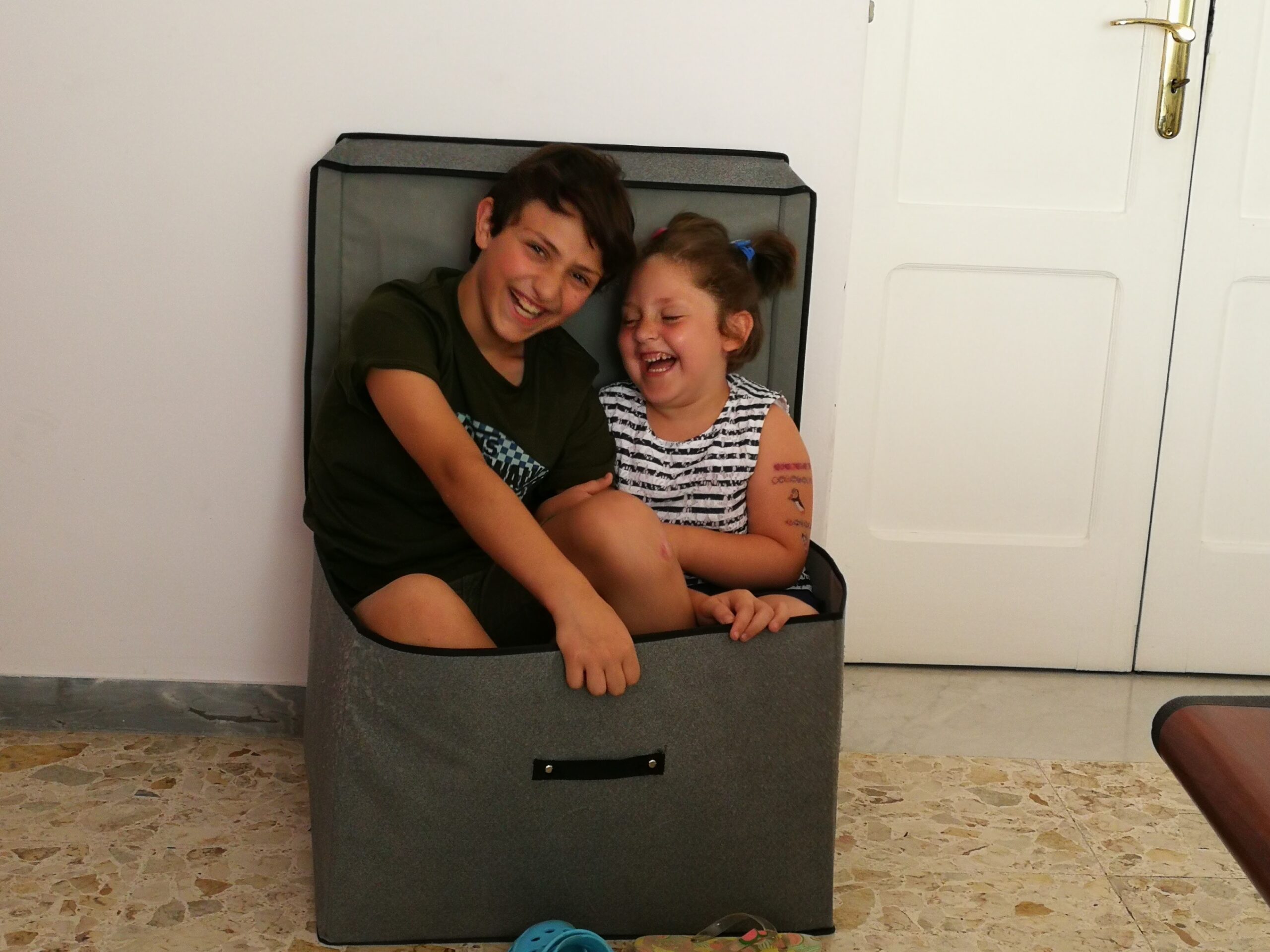 Eugenio und Francesca im Kofferraum