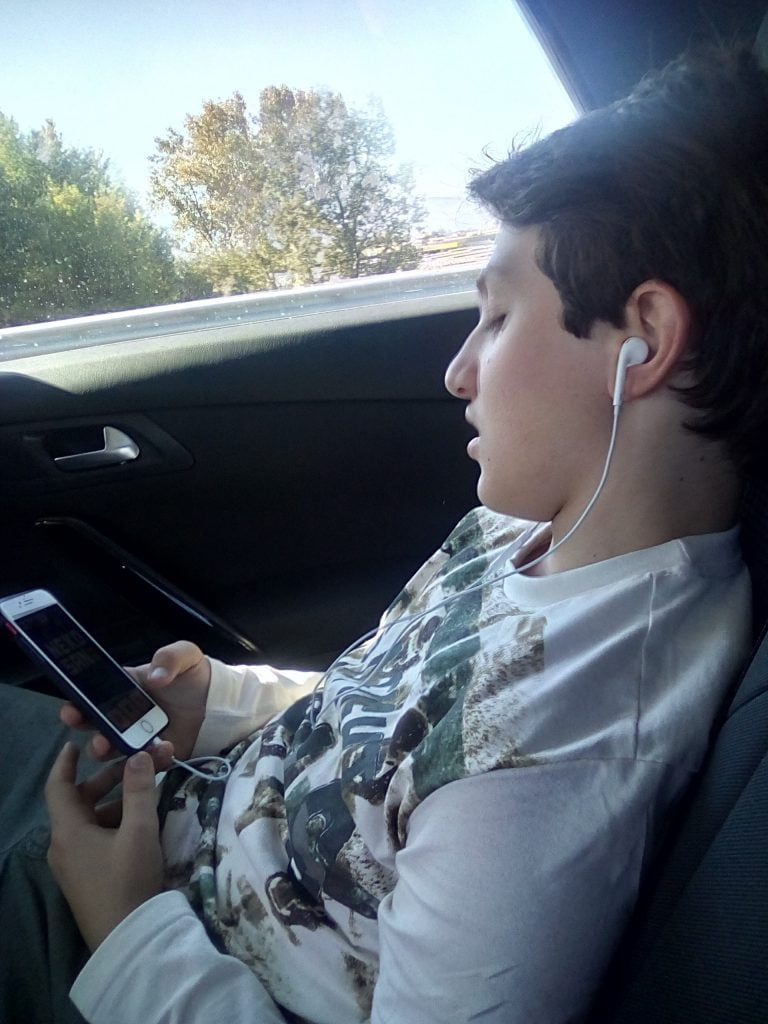 Eugenio ascolta musica dal suo iPhone